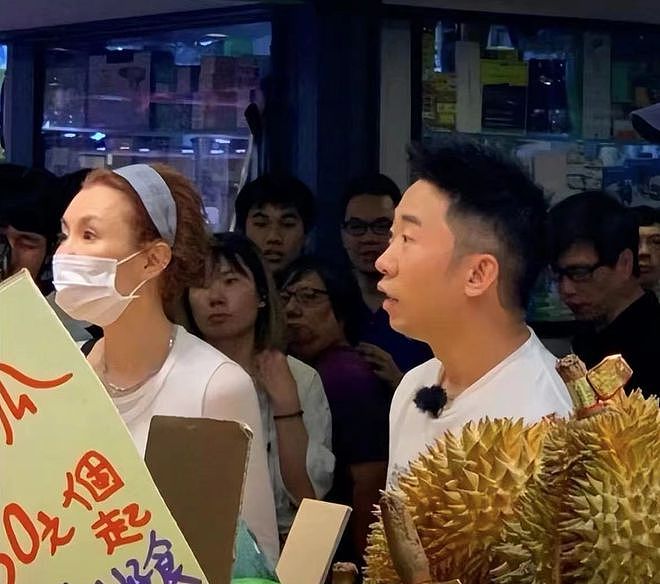 57岁张曼玉罕见现身，在香港商场打碟遭围观，背两万元包露蚂蚁腰（组图） - 11