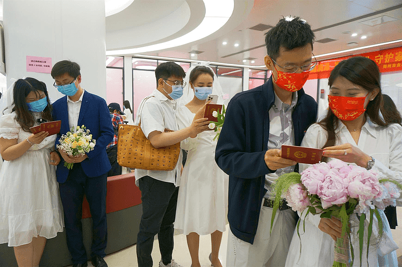 图为今年5月20日，河南郑州多对新人选择在这一天登记领取结婚证。 （中新社）