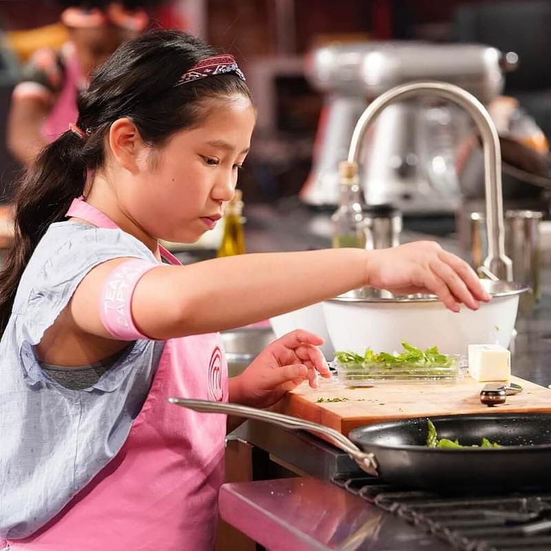 10岁女孩小厨神莉亚（Liya）在「小小顶级厨师美国版」第8季表现出色，一路挺进最终决赛。 （取材自推特）