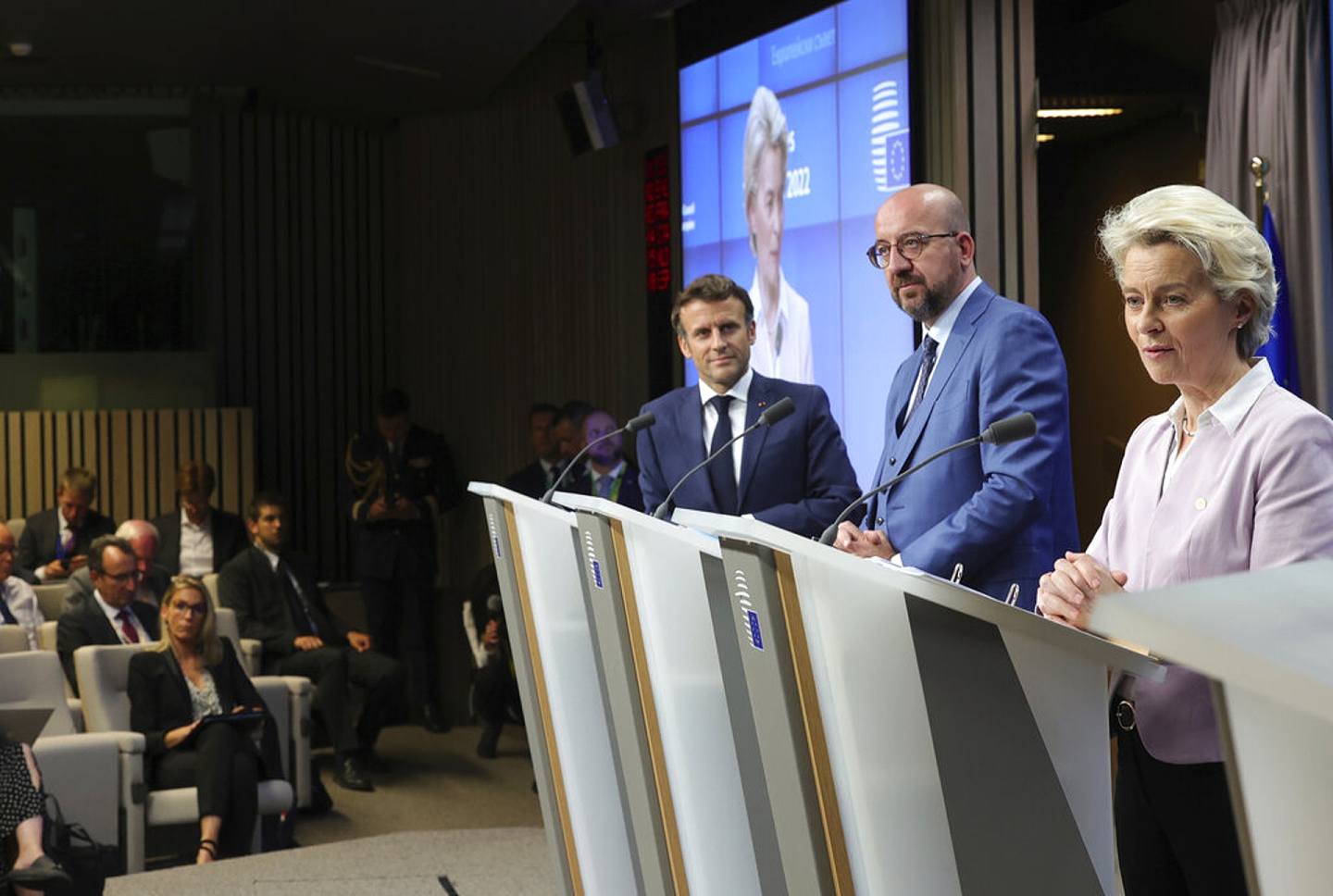 6月23日，法国总统马克龙、欧洲理事会主席米歇尔和欧盟委员会主席冯德莱恩宣布各国达成让乌克兰成为欧盟候选国的决定。 （AP）
