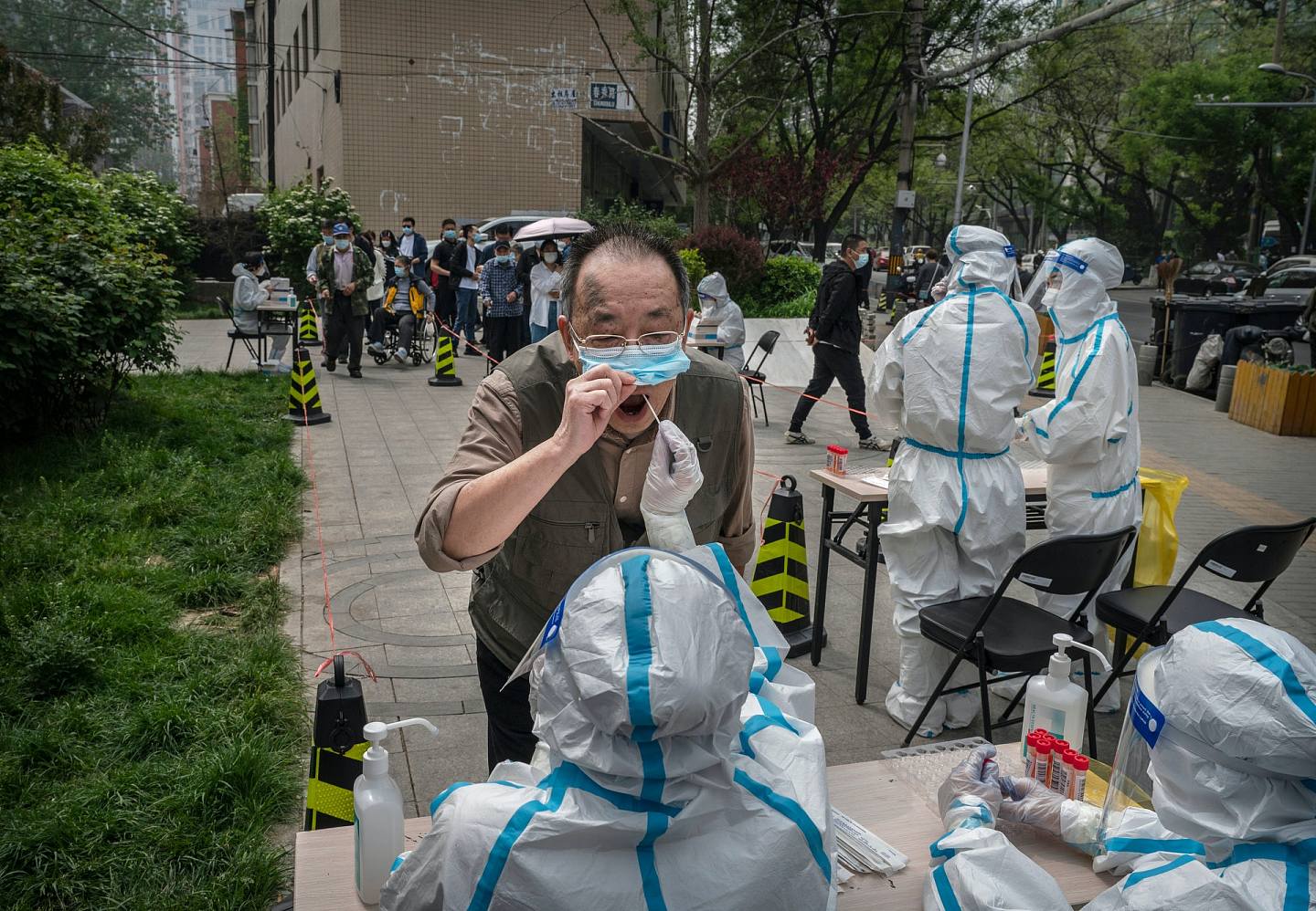 4月25日，北京，一名市民接受核酸检测。 （Kevin Frayer/Getty Images）