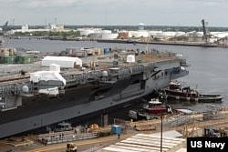2020年8月停靠在诺福克海军造船厂乔治 H.W.布什号航空母舰。图片来源美国海军。