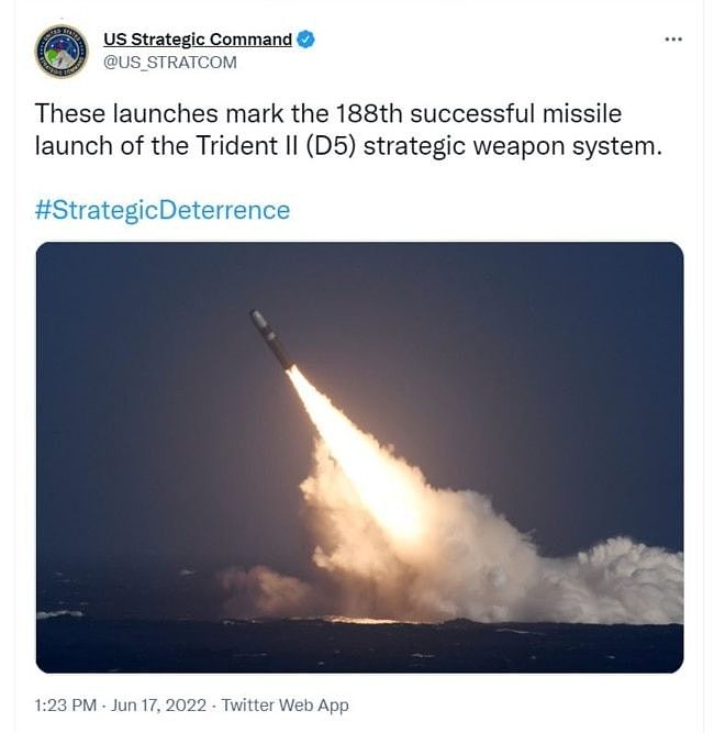 美国战略司令部6月17日公布称，美国海军“俄亥俄”级战略核潜艇在加尼福利亚以西海域连续发射4枚“三叉戟”II (D5LE)洲际弹道导弹。（照片来源：推特截图）