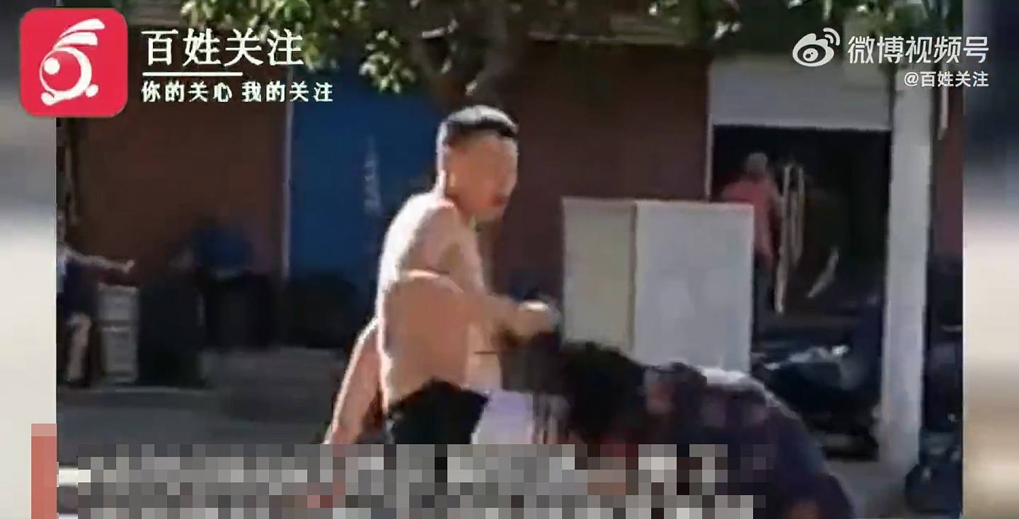 内蒙古包头一名醉酒男子当街猛踢女子腹部。 （百姓关注）