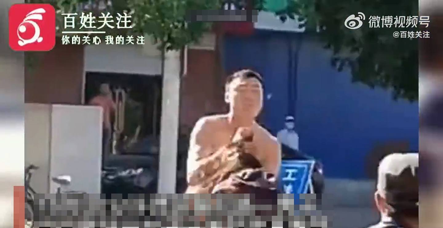 内蒙古包头一名醉酒男子当街猛踢女子腹部。 （百姓关注）