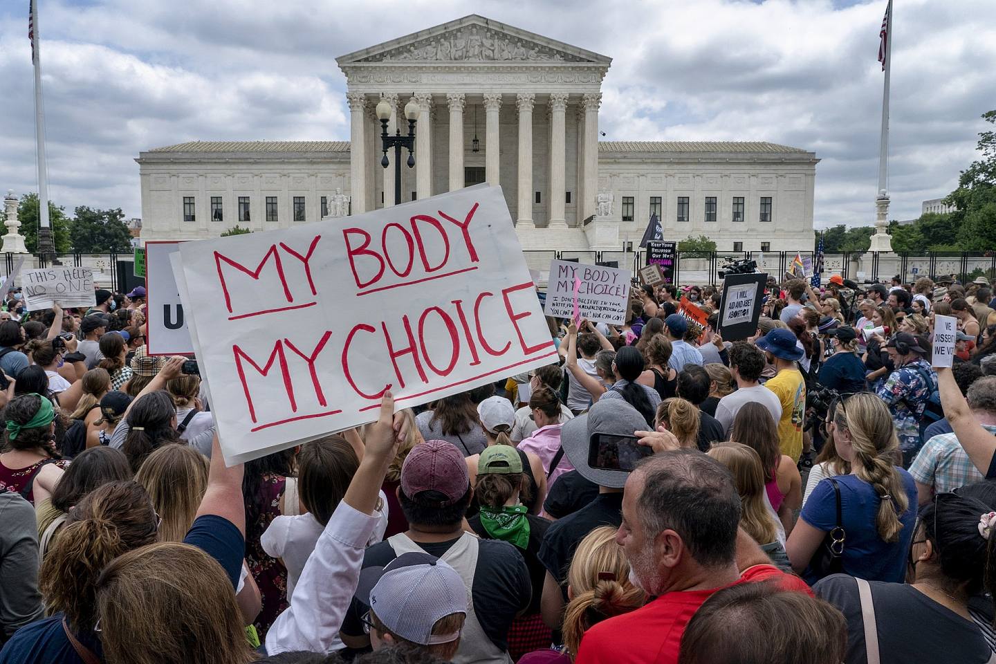 美国最高法院6月24日推翻罗伊诉韦德案（Roe v. Wade）中奠定维护的女性堕胎权，大批支持堕胎的民众在法院外示威。 （AP）