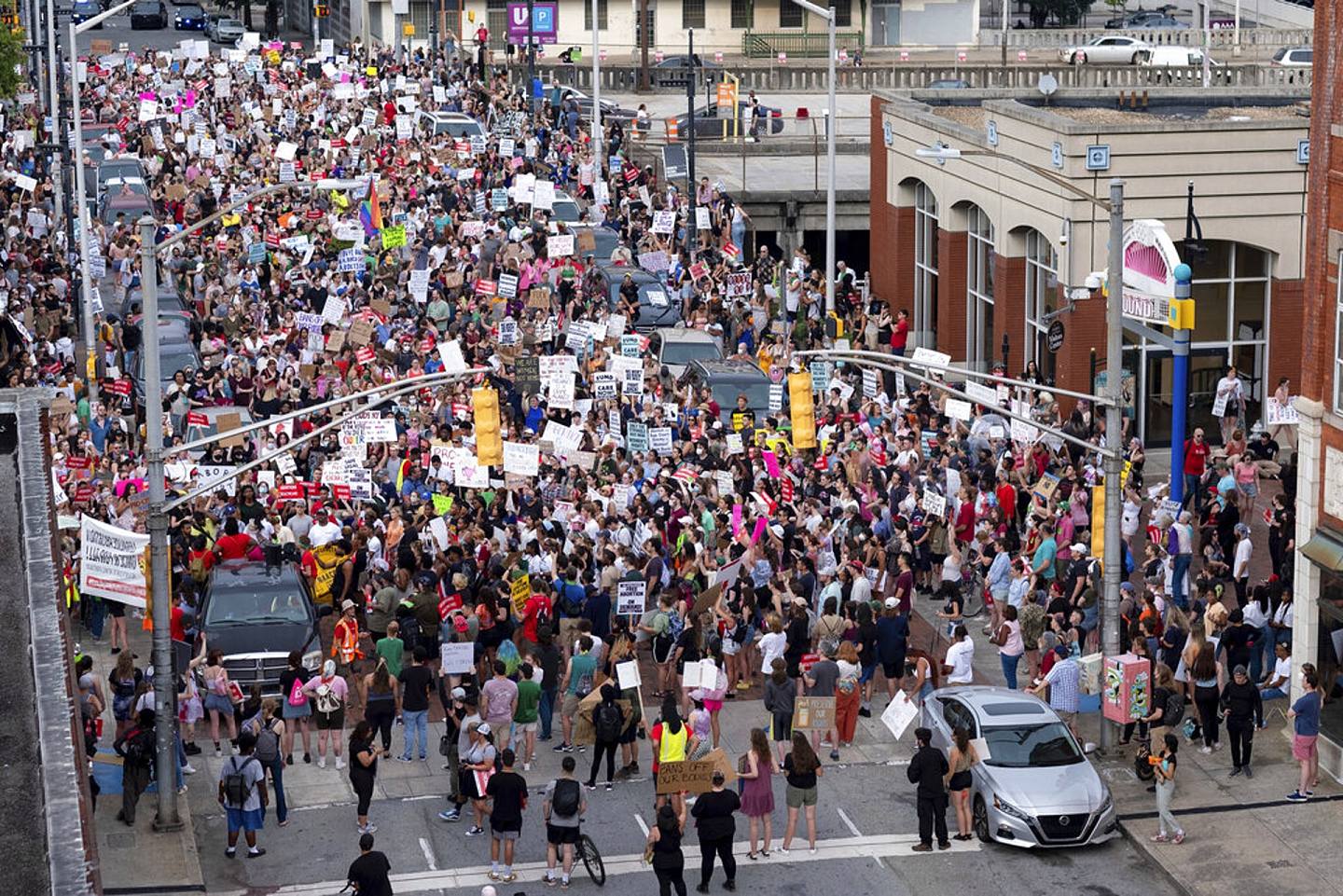 美國各地都有民眾上街抗議最高法院的決定。圖片攝於佐治亞州。（AP）