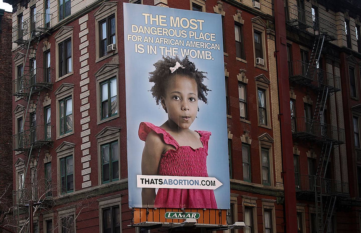 2011年2月24日，紐約市街頭出現一個引發爭議的反墮胎廣告牌，上面寫着「對非洲裔美國人來說最危險的地方是在子宮裏」。照片中六歲女孩的母親希望總部設在德克薩斯州的反墮胎組織「生命至上」（Life Always）將該廣告牌取下。(Getty)
