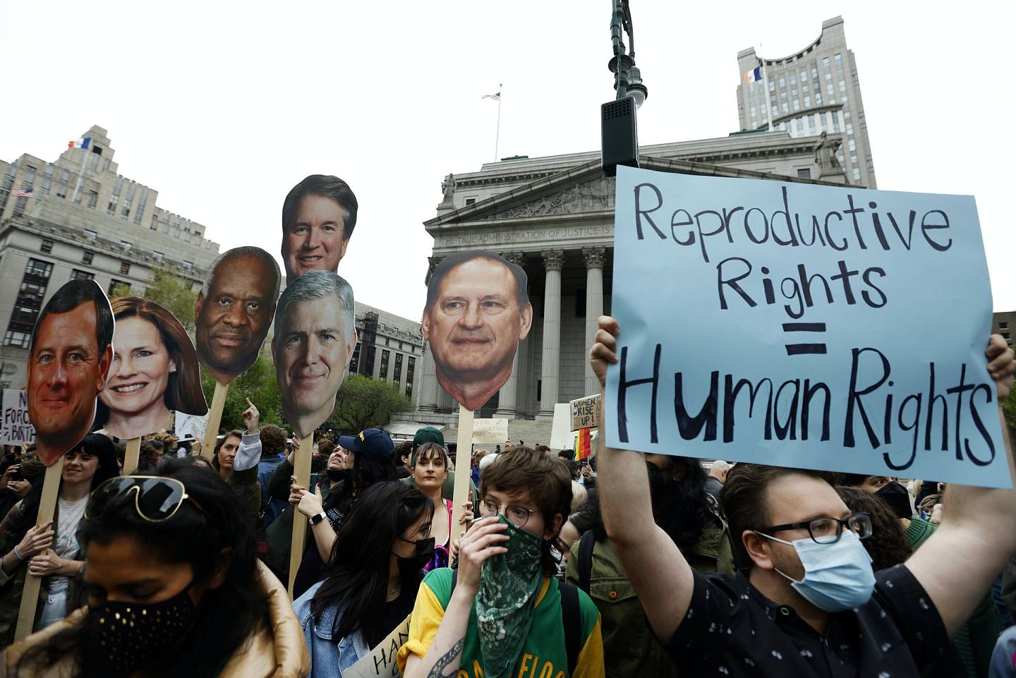 2022年5月3日，紐約示威者舉起最高法院屬保守派的大法官成員的頭像，抗議他們打算推翻1973年羅訴韋德案（Roe v. Wade）中奠定女性墮胎權的裁決。（AP）