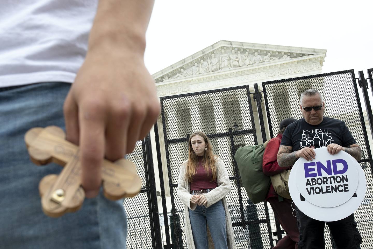 2022年5月5日，反对堕胎权人士在美国最高法院大楼前祷告。 （Getty）