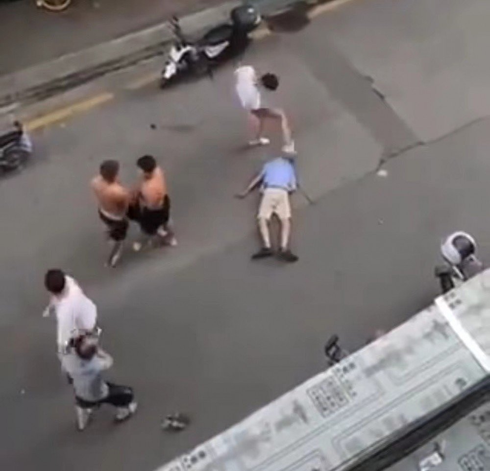 多人当街殴打老人，警方：涉事人员已抓，老人无生命危险（视频/图） - 1