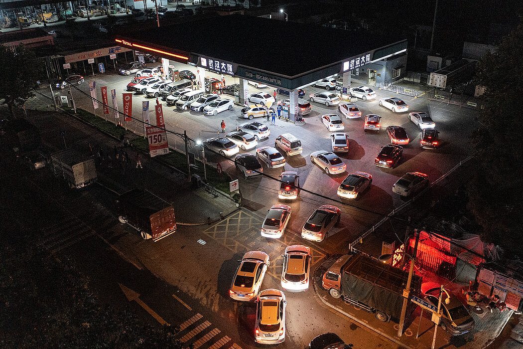 本月，在价格上涨之前，车辆在湖北武汉的一个加油站排队等候。
