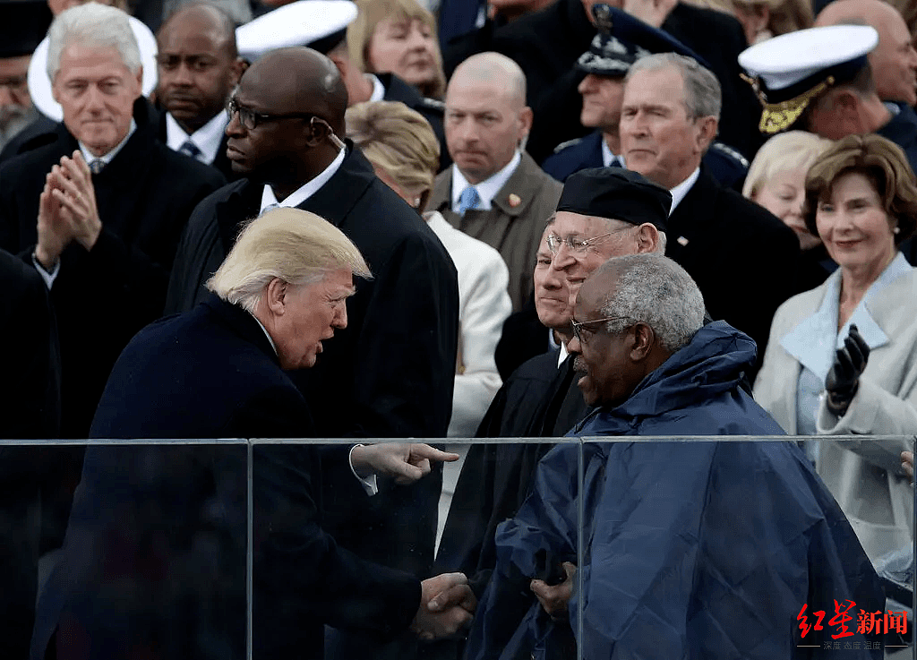 ↑托马斯出席2017年特朗普的总统就职典礼