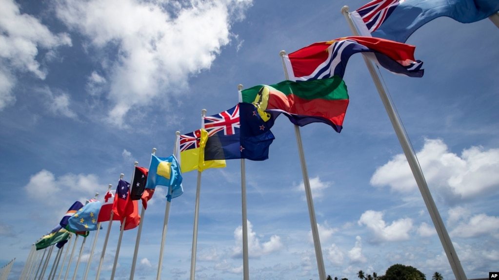 资料图- 参加在瑙鲁召开的太平洋岛国论坛的各国国旗。