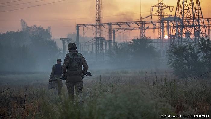 乌克兰士兵在北顿涅茨克市区巡逻