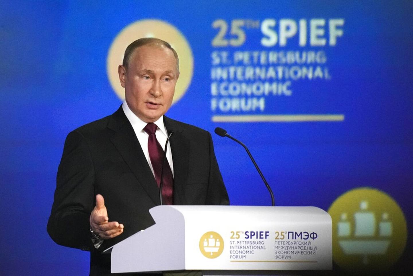 俄罗斯总统普京2022年6月17日在圣彼德堡出席圣彼得堡国际经济论坛并发表演说。 （AP）