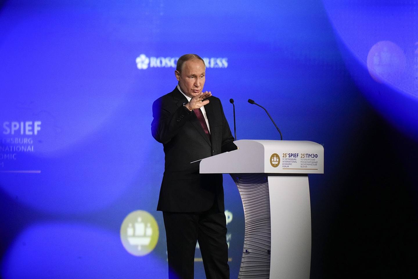 俄罗斯总统普京6月17日在圣彼得堡国际经济论坛发言。 （AP）