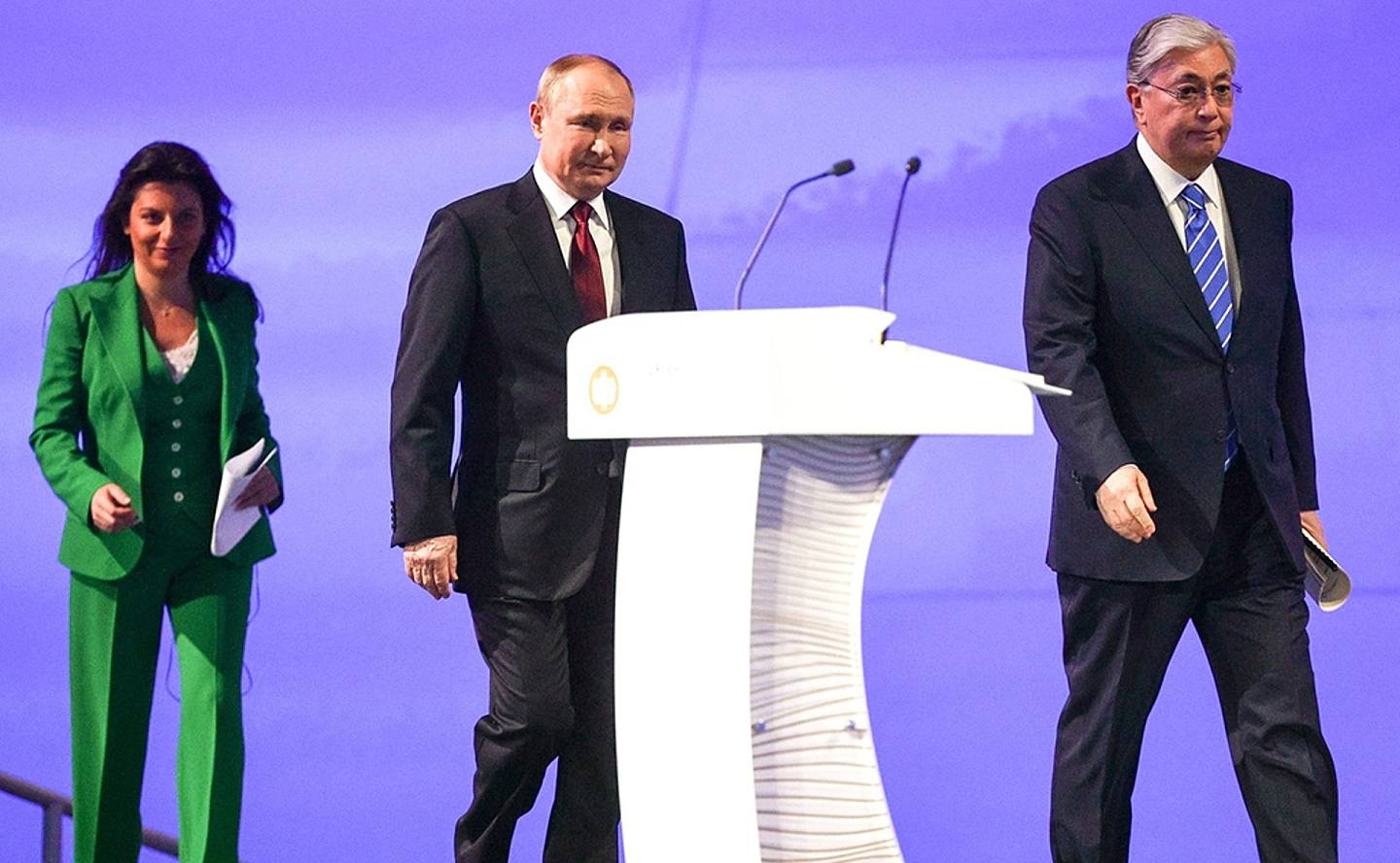 2022年6月17日，哈萨克总统托卡耶夫（右）受邀出席第25届圣彼德堡国际经济论坛，并与普京（中）展开现场对谈，该环节主持人为《今日俄罗斯》（Rossiya Segodnya）主编西蒙尼扬（左）。 （克里姆林宫供图）