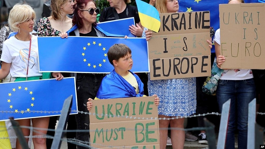 资料照片：支持乌克兰的抗议者举着“乌克兰是欧洲”等标语牌和欧盟旗帜，在欧盟布鲁塞尔峰会外集会。(2022年6月23日)