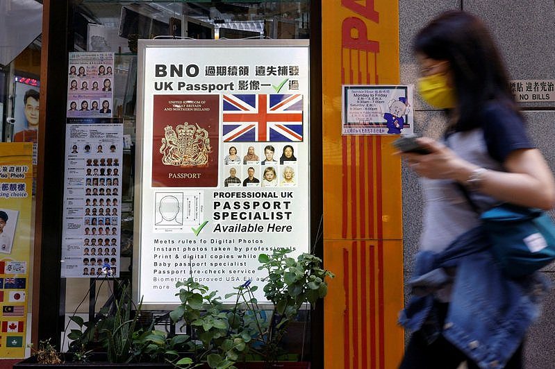 英国今年1月公布的抽样调查结果，申请「英国国民（海外）护照」的港人，约八成年龄介于25到54岁，拥有学士学位者将近七成。 （路透）