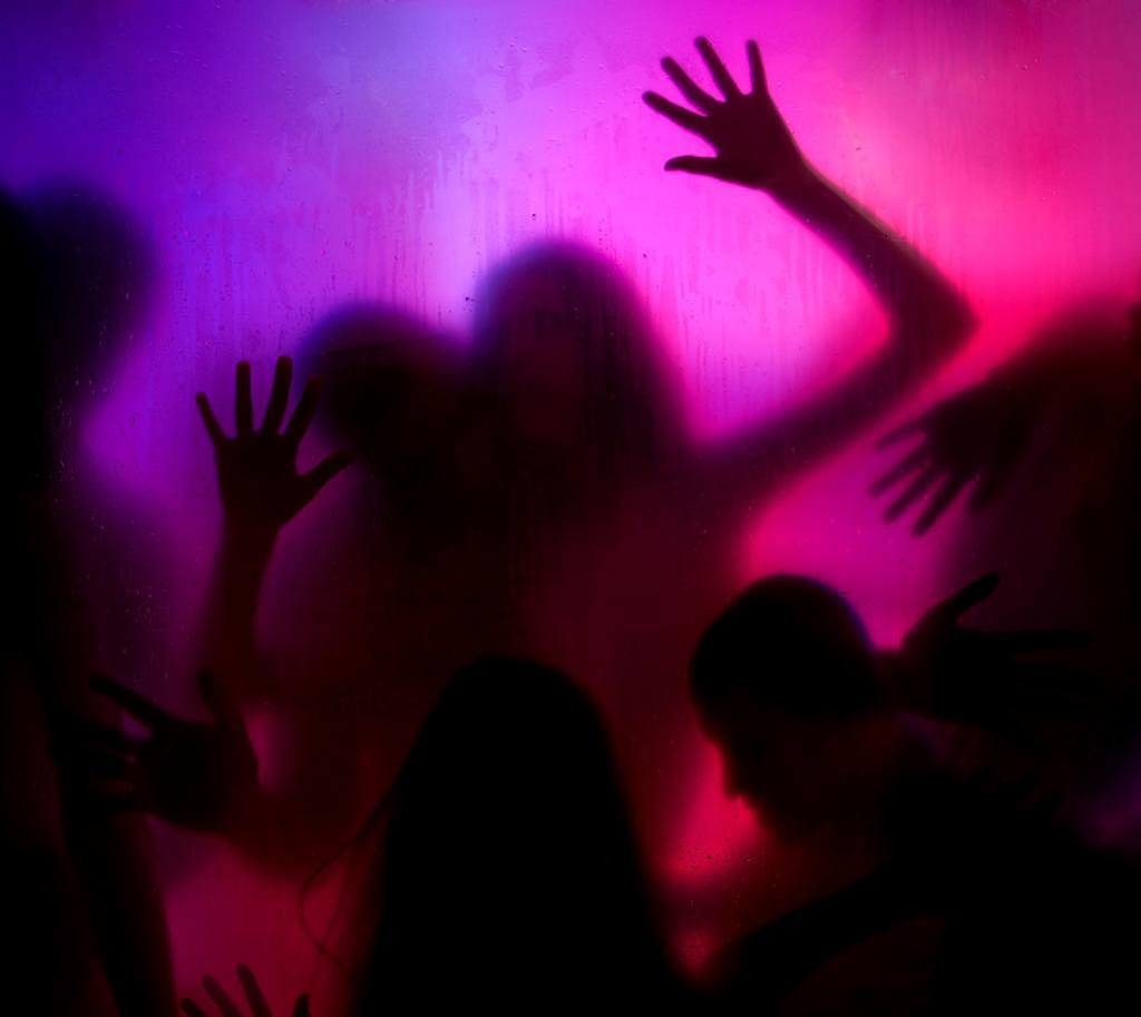 南韩警方24日深夜在首尔破获一间正在举办群交性爱派对的非法俱乐部，现场共有26名宾客在狂欢。 （示意图／shutterstock）