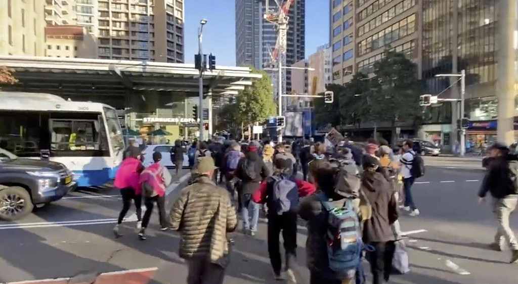 数百示威者涌上悉尼街头抗议，一人将自己锁在方向盘上！11人被警方逮捕（视频/组图） - 11