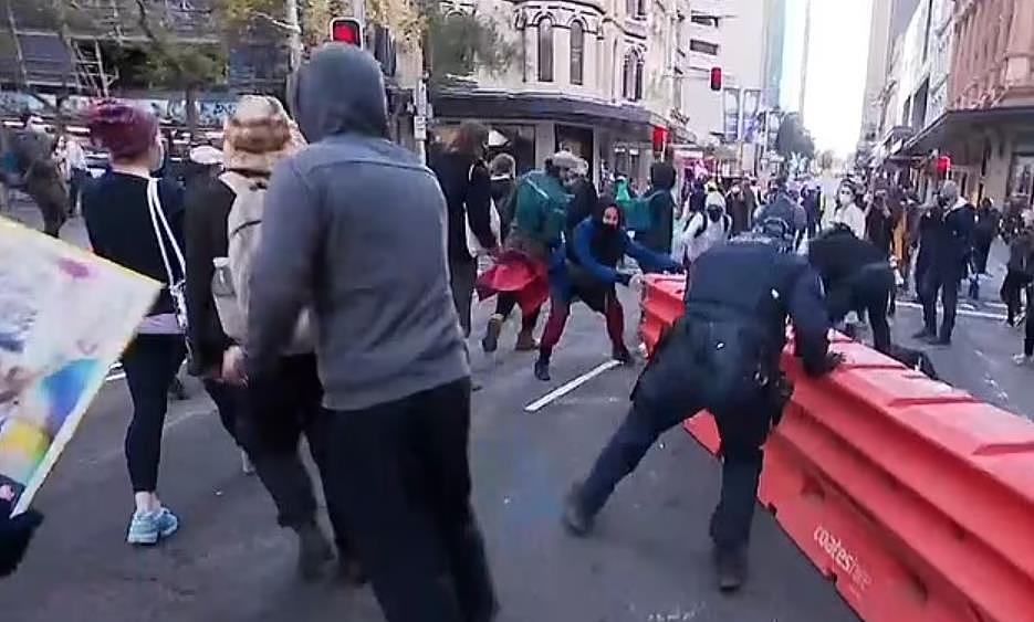 数百示威者涌上悉尼街头抗议，一人将自己锁在方向盘上！11人被警方逮捕（视频/组图） - 5