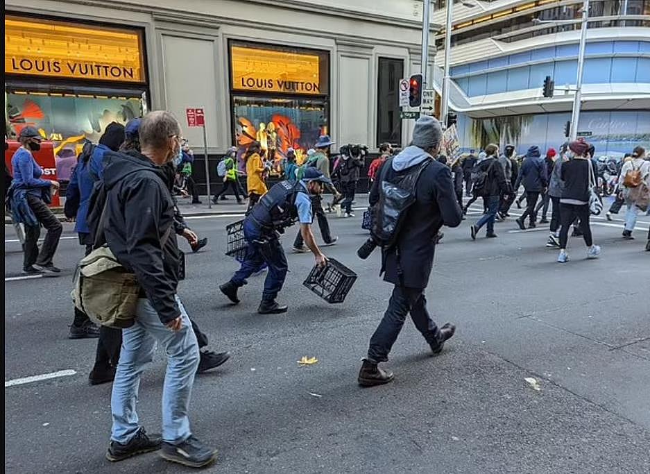 数百示威者涌上悉尼街头抗议，一人将自己锁在方向盘上！11人被警方逮捕（视频/组图） - 9