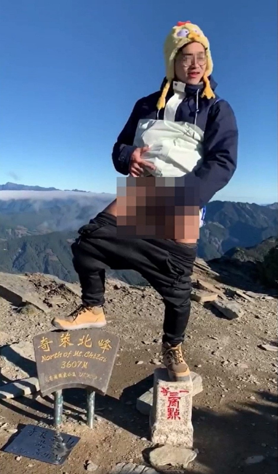 中指男硬拔奇莱北峰标示牌拍照惹众怒，遭揭曾在同地拍露鸟照（组图） - 5