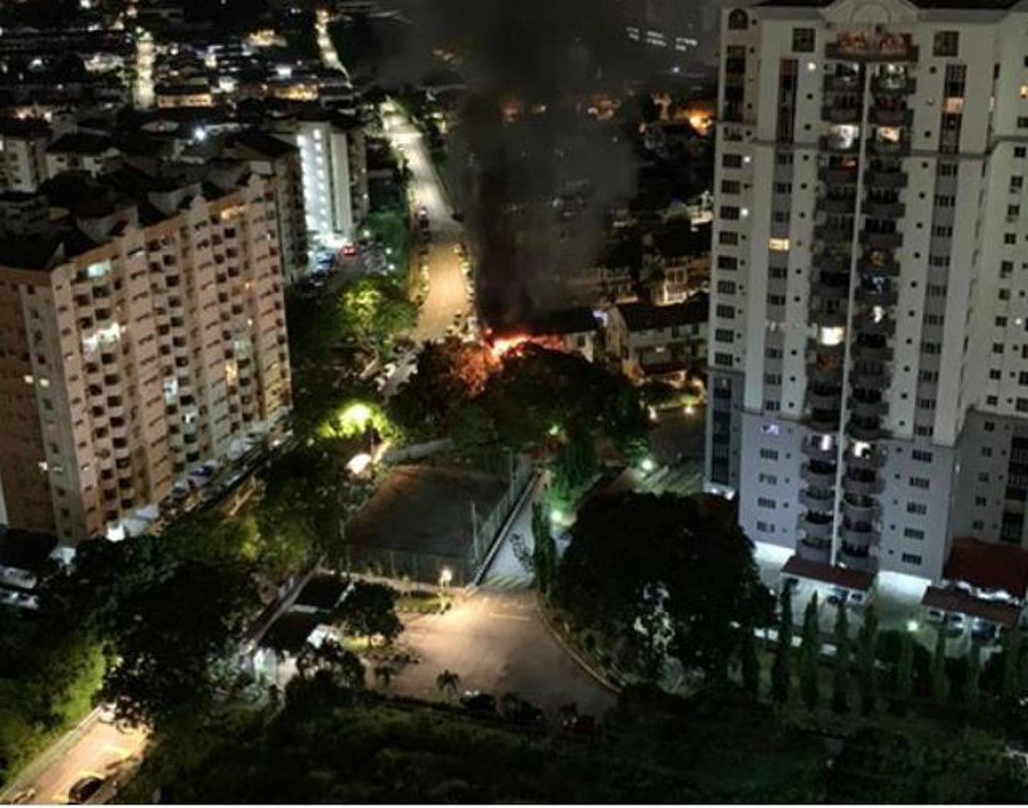 舊巴生路快樂花園（Taman Gembira）一棟3層獨立式豪宅陷火海。（網上圖片）