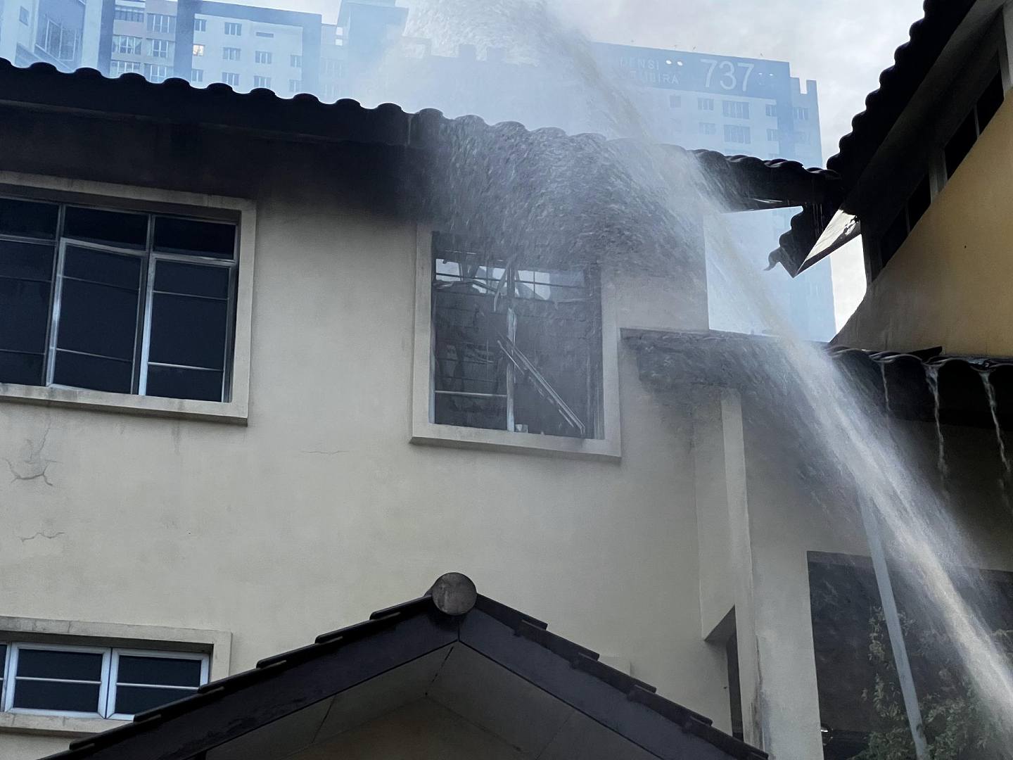 消防員向起火的豪宅射水降溫。（網上圖片）