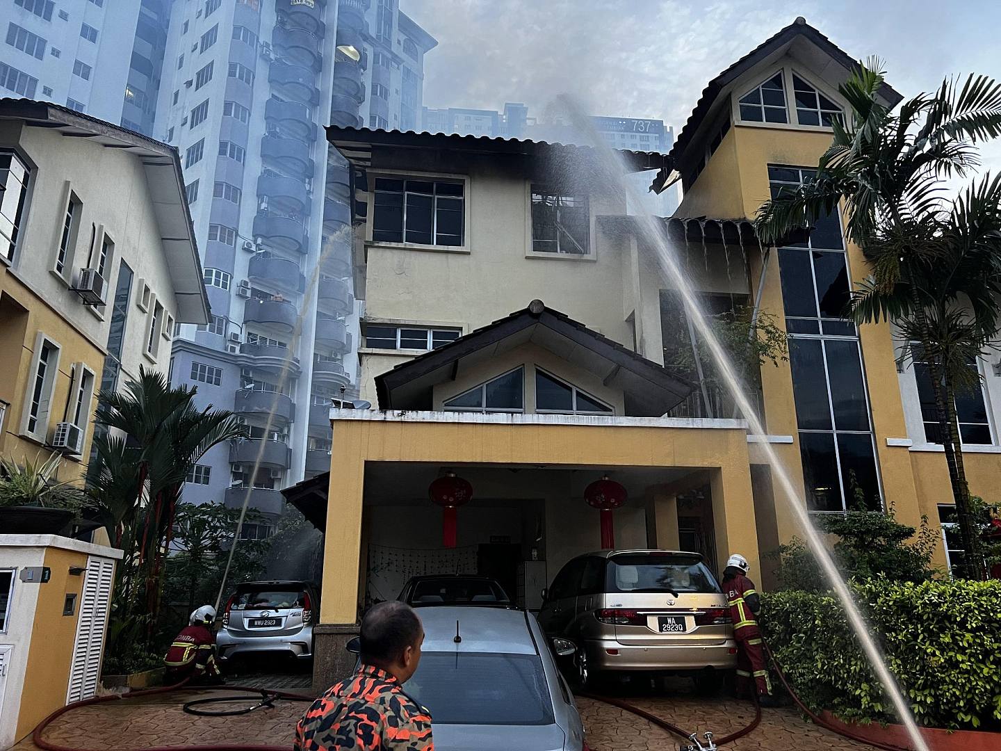 消防員向起火的豪宅射水降溫。（網上圖片）