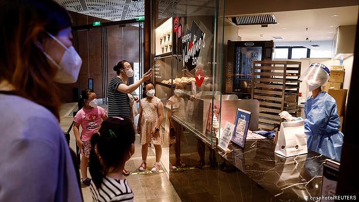 China Shangai | Coronakrise: Einkaufszentrum wieder eröffnet