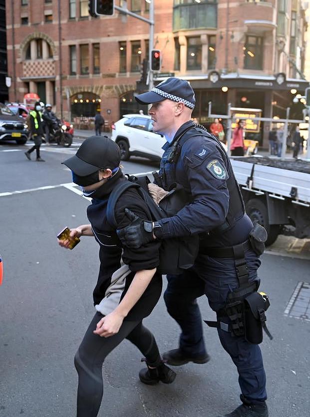 悉尼示威者连续第二天封路抗议，CBD再次陷入混乱！大量警察出动（组图） - 4