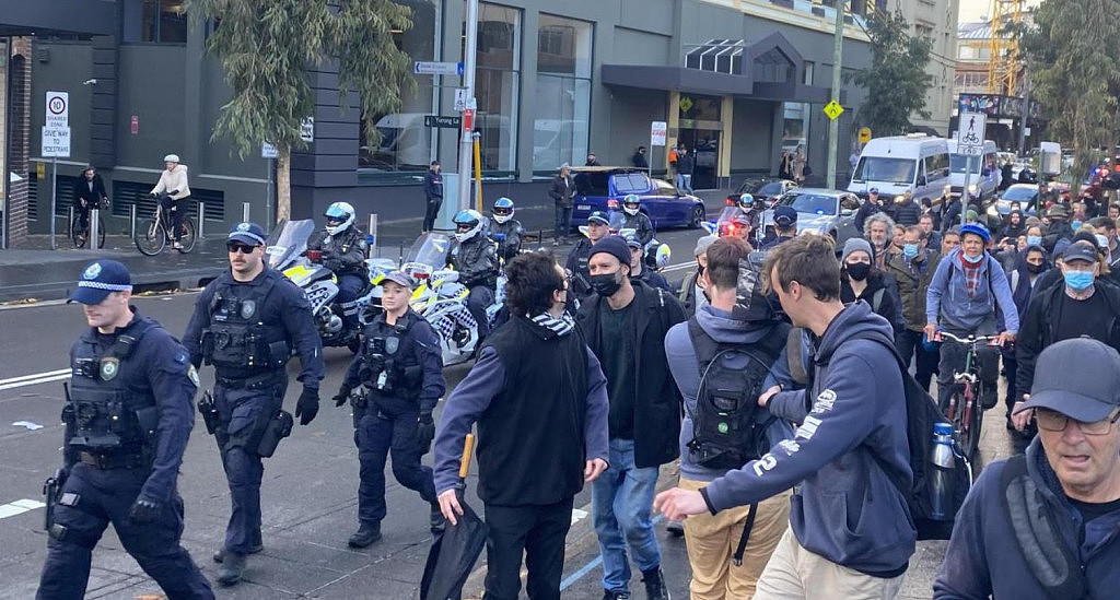 悉尼示威者连续第二天封路抗议，CBD再次陷入混乱！大量警察出动（组图） - 3