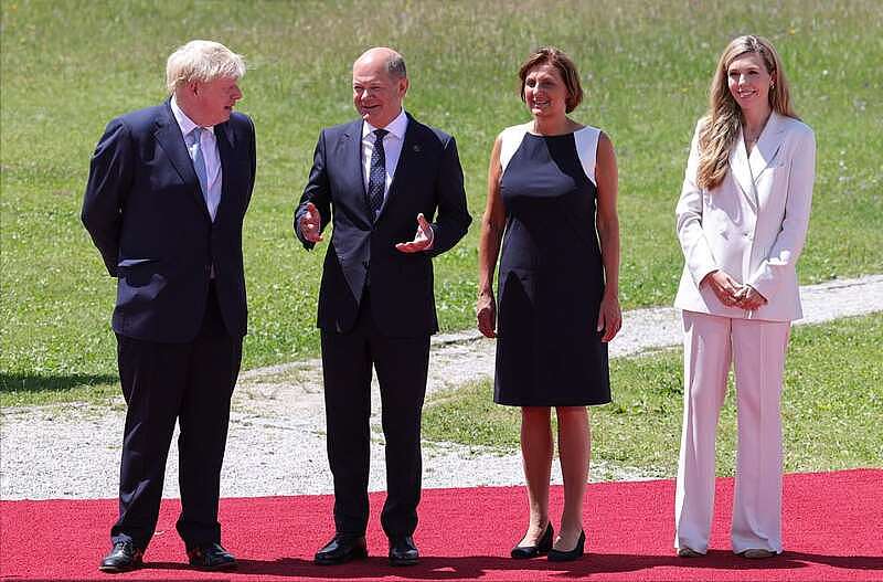 G7峰会大合影最新出炉！鲍里斯站C位，英国夫人穿2万5西装太美了（组图） - 11