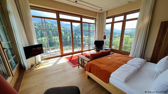 Schlafzimmer einer Präsidentensuite mit Blick auf die Berge