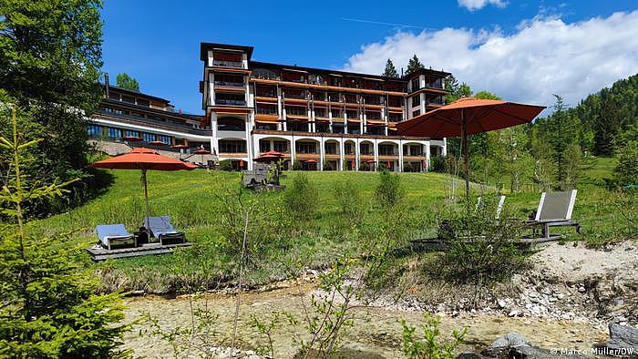 Blick auf das Gebäude Retreat. Im Vordergrund der Ferchenbach.