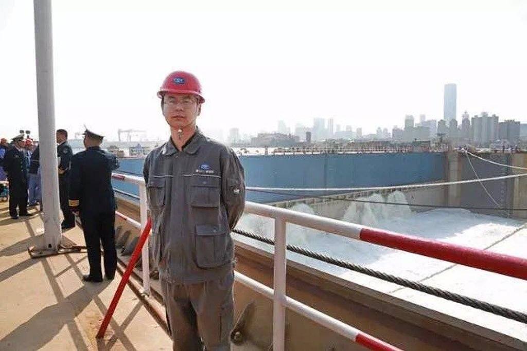 王硕威生于1980年，年仅42岁，毕业于华中科技大学船舶与海洋工程学院应用电子专业，在701所任职，22岁就参与了辽宁舰的重建工程，目前是福建舰的总建造师。 （图／新浪网）