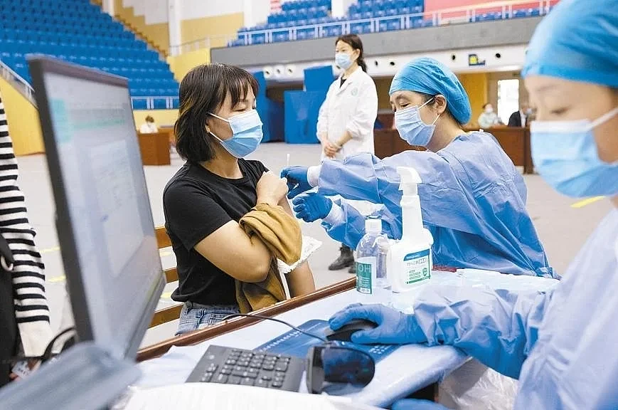 市民在武汉市江夏区体育馆接种新冠疫苗第三针加强针。湖北日报 图