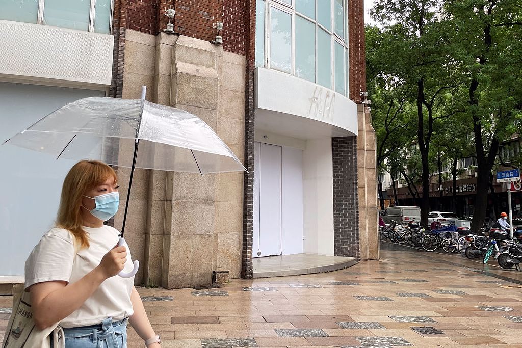 受疫情封控及抵制浪潮影响，瑞典知名连锁服装企业H&M上周已永久关闭位于上海市中心的旗舰店，其他城市的专卖店数量也持续缩减。 （图／路透）