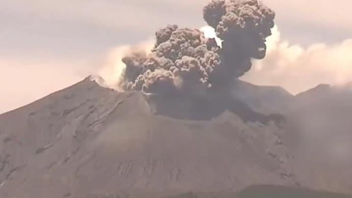 烟柱1500米，日本樱岛火山喷发！富士山危险信号：喷火口增近6倍（视频/组图） - 1