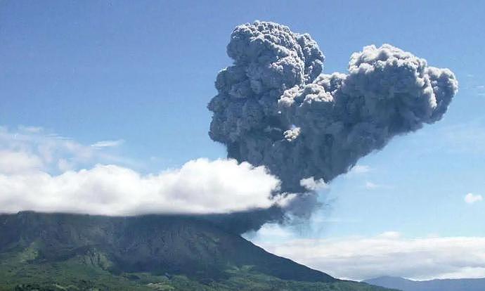 烟柱1500米，日本樱岛火山喷发！富士山危险信号：喷火口增近6倍（视频/组图） - 2