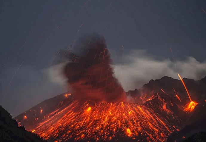 烟柱1500米，日本樱岛火山喷发！富士山危险信号：喷火口增近6倍（视频/组图） - 4