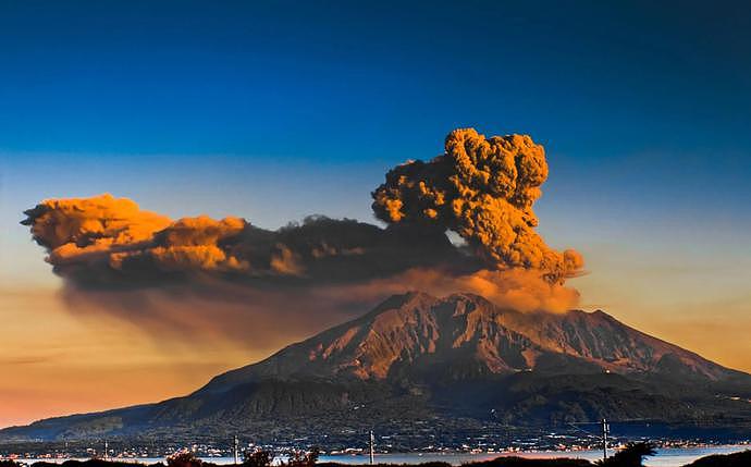 烟柱1500米，日本樱岛火山喷发！富士山危险信号：喷火口增近6倍（视频/组图） - 3