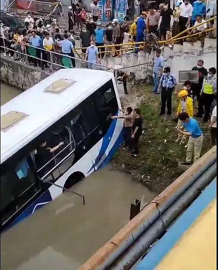 上海公交车坠河，司机提前让乘客下车，救人者回忆事发经过（组图） - 1