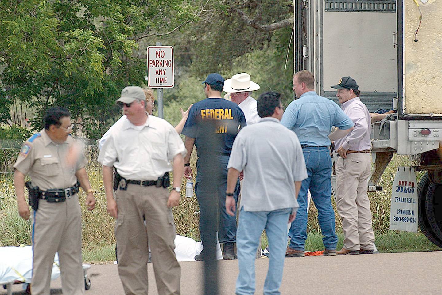 2003年5月14日，18名移民的屍體在德州維多利亞市一個站旁的18輪貨櫃車內及其周圍被發現。(Getty)