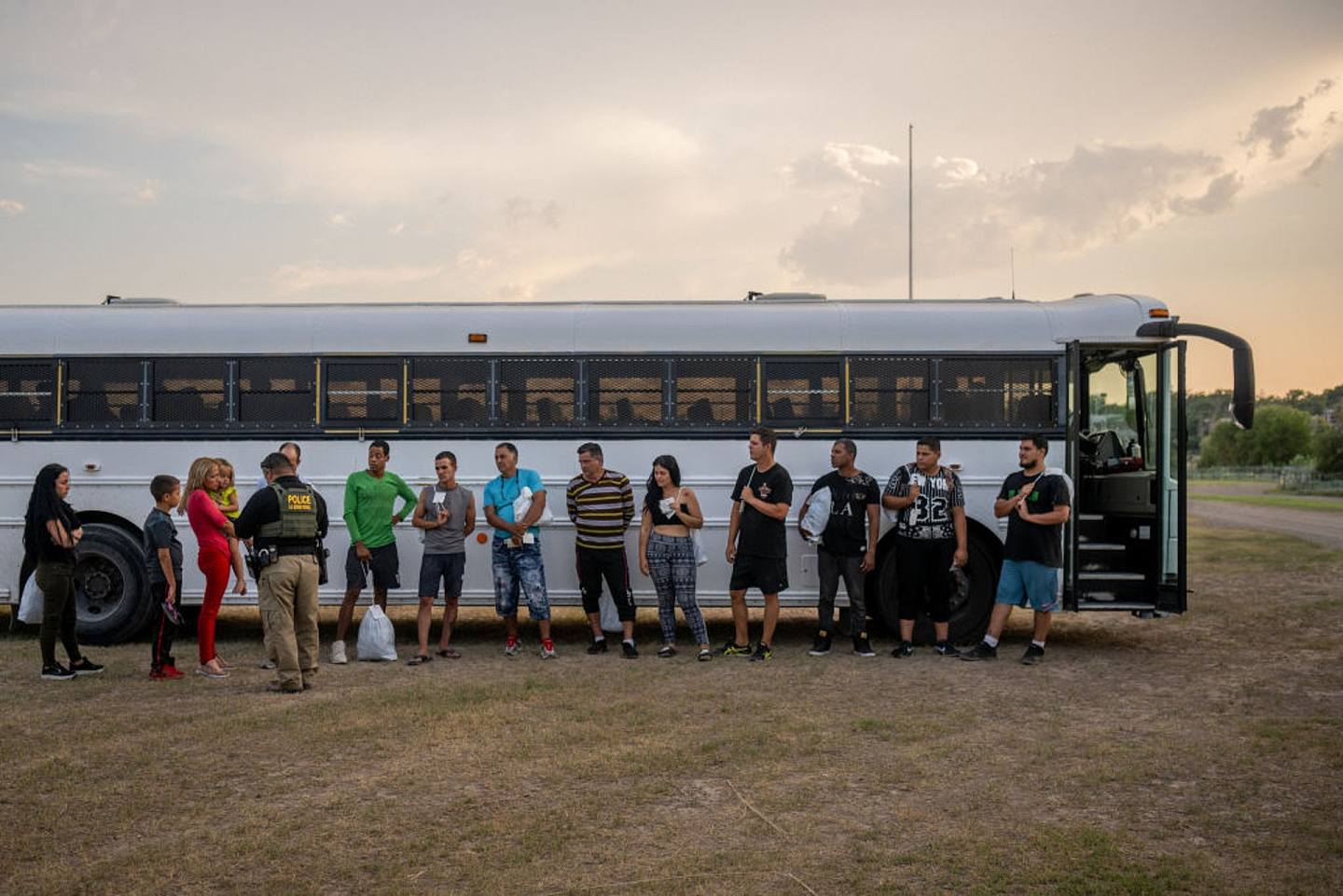5月20日，移民準備在德州登上邊境巡邏巴士。（Getty）