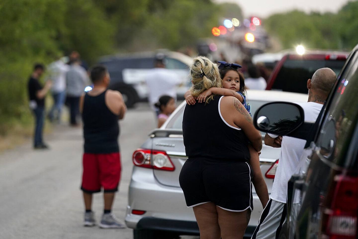 德州聖安東尼奧（San Antonio）一架大型貨車內，發現至少46具遺體，警方正圍封現場。（AP）