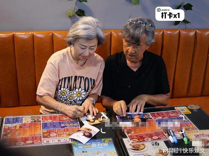 75岁林子祥定居广州，携叶倩文酒楼用餐被拍，头发花白精神尚可（组图） - 6